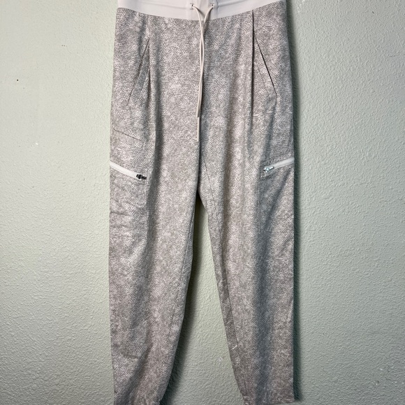 ATHLETA Venture Printed Pant, Viper Grey SIZE 2 Lightweight Workout Exercise - Picture 3 of 9